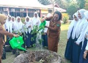 SMPN 3 Bengkalis Terima Bantuan Pohon Taman dari DLH