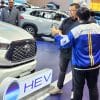 Di ajang GIIAS, pembelian mobil pengunjung berkesempatan mewujudkan impiannya memiliki mobil Toyota Innova Zenix yang menjadi produk paling laris untuk mobil tipe hybrid di Indonesia. (Foto : dok)