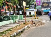 Eks Galian Pemasangan Kabel Telkom Jadi Sorotan Warga Karena Merusak Jalan dan Taman Trotoar