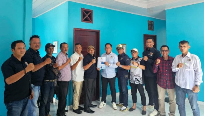 Ketua PWI Dumai Serahkan KTA Enam Wartawan Anggota Muda PWI, ini Pesannya