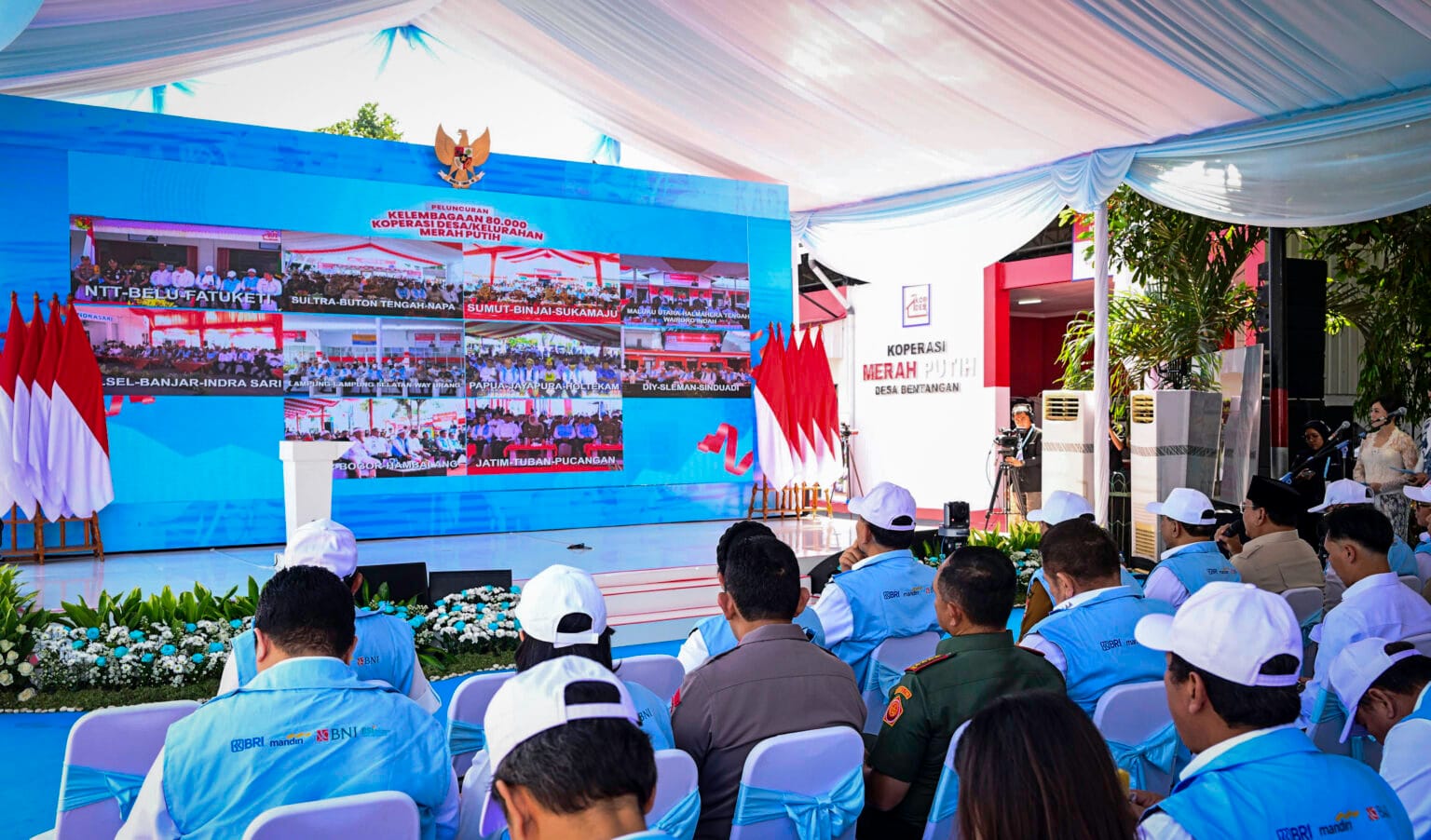 Presiden Prabowo Subianto melakukan dialog bersama sejumlah kepala daerah di Tanah Air melalui konferensi video pada Senin, 21 Juli 2025 di Koperasi Desa Merah Putih Bentangan, Desa Bentangan, Kecamatan Wonosari, Kabupaten Klaten. (Foto: BPMI Setpres)
