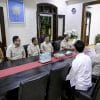 Presiden Republik Indonesia, Prabowo Subianto, melakukan kunjungan ke kediaman Presiden ke-7 RI Joko Widodo (Jokowi), di Sumber, Kota Surakarta, Provinsi Jawa Tengah, pada Minggu, 20 Juli 2025. (Foto: BPMI Setpres)