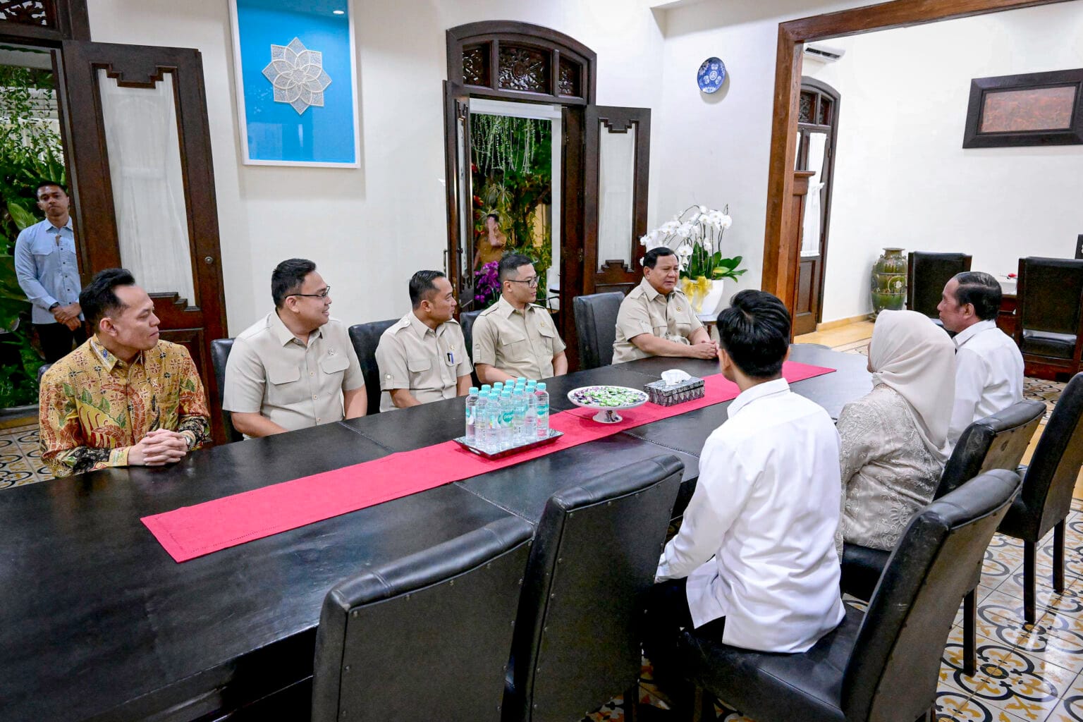 Presiden Republik Indonesia, Prabowo Subianto, melakukan kunjungan ke kediaman Presiden ke-7 RI Joko Widodo (Jokowi), di Sumber, Kota Surakarta, Provinsi Jawa Tengah, pada Minggu, 20 Juli 2025. (Foto: BPMI Setpres)