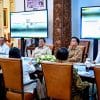 Presiden Prabowo Subianto memimpin rapat terbatas dengan Wakil Presiden Gibran Rakabuming dan sejumlah Menteri Kabinet Merah Putih di Istana Merdeka, Jakarta, membahas penyelenggaraan Sekolah Rakyat Rintisan Tahun 2025–2026. (Foto: BPMI Setpres)