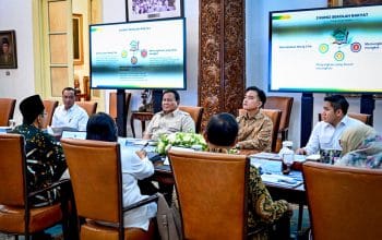 Presiden Prabowo Subianto memimpin rapat terbatas dengan Wakil Presiden Gibran Rakabuming dan sejumlah Menteri Kabinet Merah Putih di Istana Merdeka, Jakarta, membahas penyelenggaraan Sekolah Rakyat Rintisan Tahun 2025–2026. (Foto: BPMI Setpres)