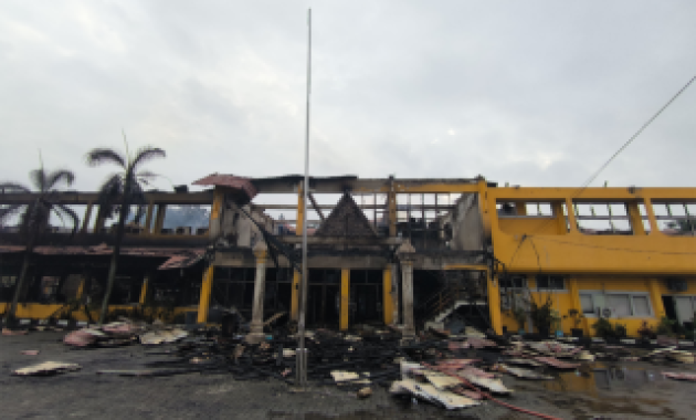 Jelang Subuh, Kantor Disnakertrans Riau Ludes Terbakar