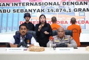 polda riau tangkap dua kurir hendak