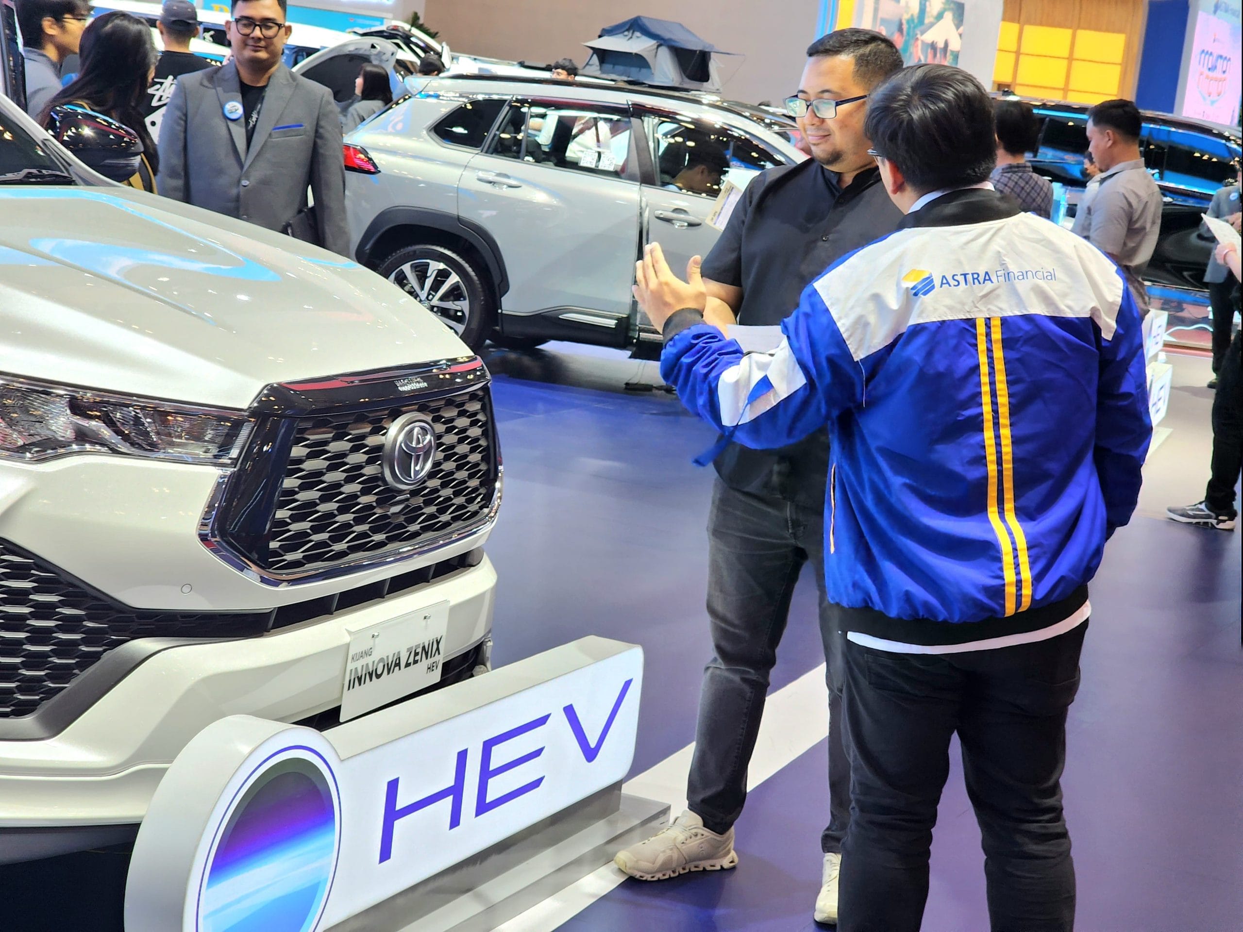 Di ajang GIIAS, pembelian mobil pengunjung berkesempatan mewujudkan impiannya memiliki mobil Toyota Innova Zenix yang menjadi produk paling laris untuk mobil tipe hybrid di Indonesia.