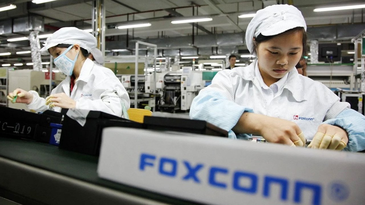 Workers in a Foxconn factory. Foto : Google