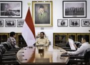 Presiden Prabowo Subianto menerima laporan Menteri Perumahan dan Kawasan Permukiman (PKP), Maruarar Sirait, di Istana Kepresidenan Jakarta, pada Rabu, 30 Juli 2025. (Foto: BPMI Setpres)