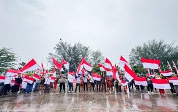 Pembagian Bendera Merah Putih di Kota Dumai, Riau (foto: MC Dumai)