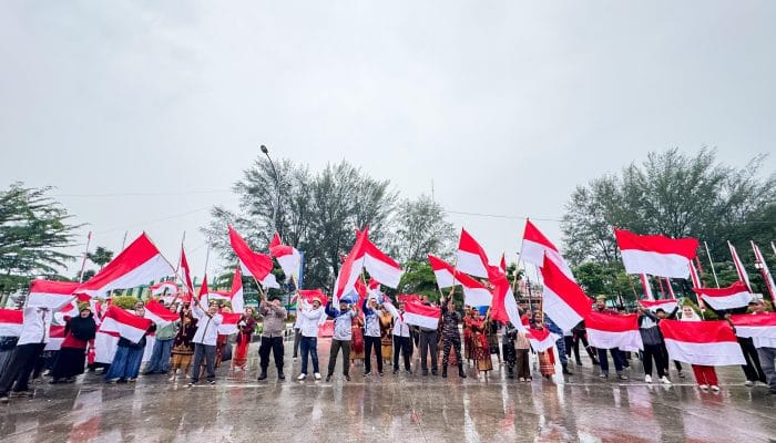 Meski Diguyur Hujan, Dumai Tetap Semarakkan Pembagian Bendera Merah Putih