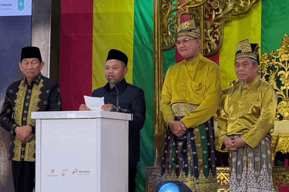 Gubernur Riau, Abdul Wahid, secara resmi meluncurkan buku dan situs Melayu Lestari di Lembaga Adat Melayu Riau, Jumat (15/8/2025). (Foto : Mediacenterriau)