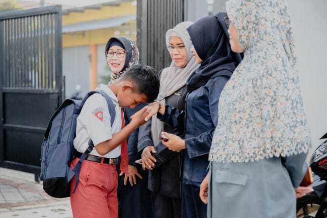 Cara Mengajarkan Anak Menghormati Guru di Sekolah, Penting untuk Pembentukan Karakter. Foto : Alodokter