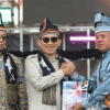 Bupati Kuantan Singingi Suhardiman Ambi (kanan) bersalam komando dengan Menteri Kebudayaan Fadlizon, saat pembukaan Festival Pacu Jalur di Teluk Kuantan, Rabu (20/8/2025.