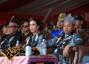 Menteri Pariwisata Widiyanti Putri Wardhana (tengah) dipembukaan Festival Pacu Jalur, Teluk Kuantan, Kabupaten Kuantan Singingi, Riau, Rabu (20/8/2025).