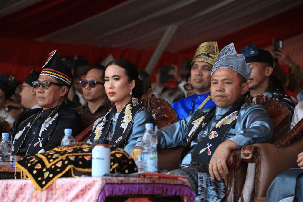Menteri Pariwisata Widiyanti Putri Wardhana (tengah) dipembukaan Festival Pacu Jalur, Teluk Kuantan, Kabupaten Kuantan Singingi, Riau, Rabu (20/8/2025).