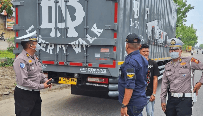Dishub Pekanbaru Tindak 30 Truk ODOL di Bundaran Tugu Songket, Hanya Boleh Lewat Malam Hari