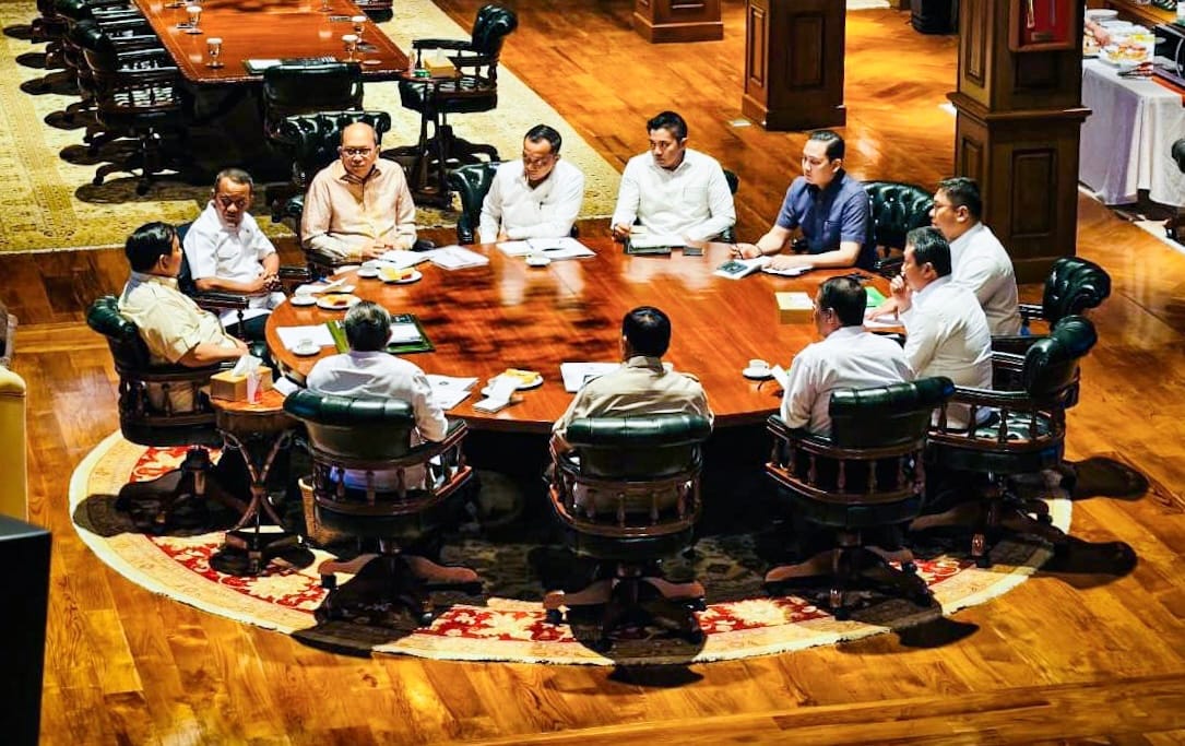 Presiden Prabowo Subianto mengadakan rapat secara maraton bersama sejumlah Menteri Kabinet Merah Putih di kediaman pribadinya, Hambalang, Kabupaten Bogor, Jawa Barat, pada Rabu, 20 Agustus 2025. (Foto: BPMI Setpres)