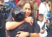 Mpok Alpa meninggal pada Jumat, 15 Agustus 2025, setelah berjuang melawan kanker payudara. Tangis Melaney Ricardo pecah saat melayat ke rumah duka. (©© 2025 Liputan6.com)