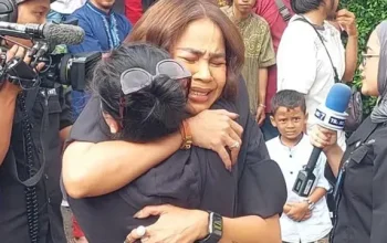 Mpok Alpa meninggal pada Jumat, 15 Agustus 2025, setelah berjuang melawan kanker payudara. Tangis Melaney Ricardo pecah saat melayat ke rumah duka. (©© 2025 Liputan6.com)