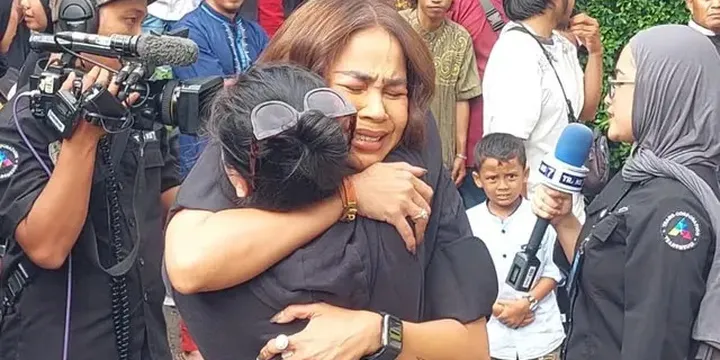 Mpok Alpa meninggal pada Jumat, 15 Agustus 2025, setelah berjuang melawan kanker payudara. Tangis Melaney Ricardo pecah saat melayat ke rumah duka. (©© 2025 Liputan6.com)