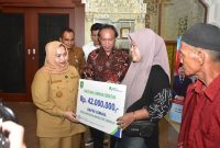 Bentuk Perlindungan Negara, Bupati Kasmarni Serahkan Santunan Kematian kepada Ahli Waris Pekerja Rentan