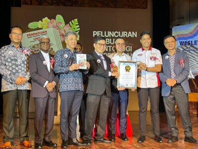 Wesley Methodist School Kuala Lumpur (International) Breaks Record with Unity Anthology, Enters Malaysia Book of Records 1 672058 MBOR ON Stage jpeg
