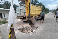 Sinergi Pemuda dan Masyarakat, Jalan Rusak di Lubuk Gaung Mulai Dibenahi