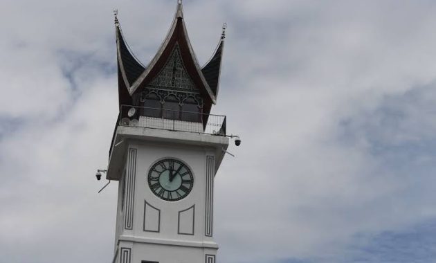 Jam Gadang Bukittinggi, Ikon Wisata dengan Keunikan Angka Romawi “IIII”