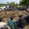 Pemakaman jenazah satu keluarga yang ditemukan tewas terkubur di satu lubang di Desa Sindang, Kecamatan Sindang, Kabupaten Indramayu, Rabu (3/9/2025). Foto: kumparan