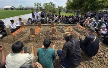 Pemakaman jenazah satu keluarga yang ditemukan tewas terkubur di satu lubang di Desa Sindang, Kecamatan Sindang, Kabupaten Indramayu, Rabu (3/9/2025). Foto: kumparan