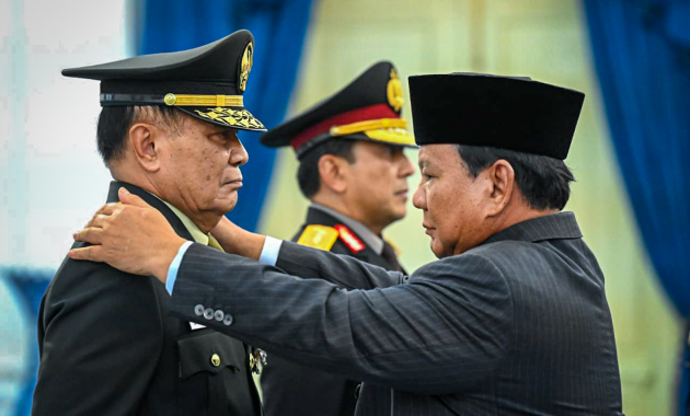 Presiden Prabowo Anugerahkan Pangkat Istimewa kepada Dua Purnawirawan TNI dan Polri