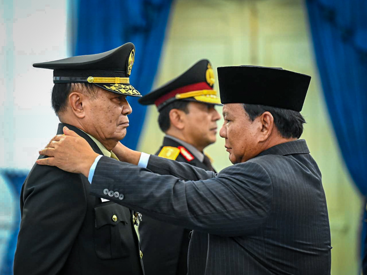 Presiden Prabowo Subianto menganugerahkan pangkat istimewa kepada masing-masing satu purnawirawan Tentara Nasional Indonesia (TNI) dan Kepolisian Negara Republik Indonesia (Polri), di Istana Merdeka, Jakarta, pada Rabu, 17 September 2025. (Foto: BPMI Setpres)