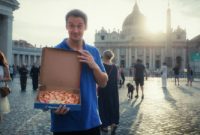 Domino’s Antar Pizza Paling Kontroversial di Dunia Lewat Pintu Suci Basilika Santo Petrus