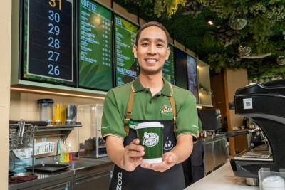 685841 CafeAmazon Barista Servin