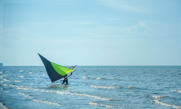 Pesona Wisata Pantai Eksotis dengan Pemandangan Langsung ke Malaysia