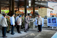 Presiden Prabowo Subianto menyaksikan secara langsung Penyerahan Aset Barang Rampasan Negara (BRN) kepada PT Timah Tbk., yang digelar di Smelter PT Tinindo Internusa, Kota Pangkal Pinang, Provinsi Kepulauan Bangka Belitung, pada Senin, 6 Oktober 2025. (Foto: BPMI Setpres)