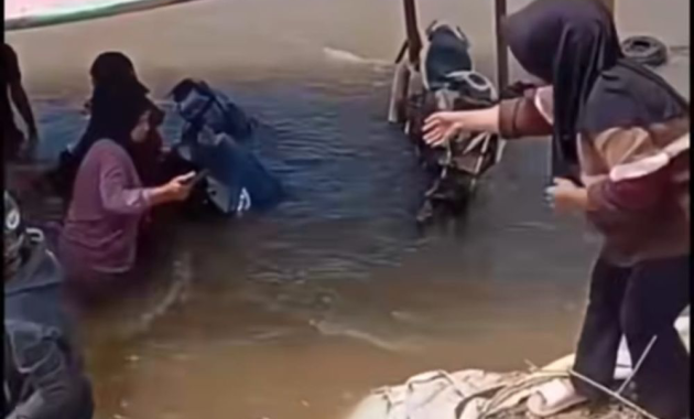 Angkut 18 Penumpang dan 9 Motor, Rakit Penyeberangan di Sungai Rokan Tenggelam
