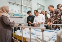 Menko PMK Jenguk Santri Selamat, 3 Hari Tertimbun Reruntuhan Musholla Ponpes Al Khoziny