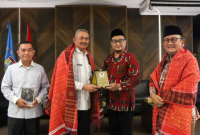 Pj Sekretaris Daerah Provinsi Sumatera Utara (Sumut) Sulaiman Harahap menghadiri kegiatan bedah buku biografi tokoh birokrasi, Dr. RE Nainggolan MM, yang bertajuk “Keyakinan, Perjuangan, dan Pengabdian: Sebuah Biografi RE Nainggolan – The Untold Stories” di Mini Hall Kampus Utama Universitas Prima Indonesia (UNPRI), Jalan Sampul No. 3 Medan, Kamis (20/11/2025). (Foto : Muhammad Afif Fadhillah Napitupulu/Diskominfo Provsu).