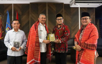 Pj Sekretaris Daerah Provinsi Sumatera Utara (Sumut) Sulaiman Harahap menghadiri kegiatan bedah buku biografi tokoh birokrasi, Dr. RE Nainggolan MM, yang bertajuk “Keyakinan, Perjuangan, dan Pengabdian: Sebuah Biografi RE Nainggolan – The Untold Stories” di Mini Hall Kampus Utama Universitas Prima Indonesia (UNPRI), Jalan Sampul No. 3 Medan, Kamis (20/11/2025). (Foto : Muhammad Afif Fadhillah Napitupulu/Diskominfo Provsu).