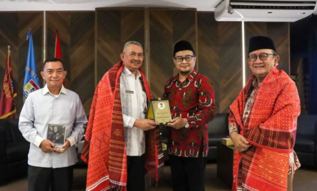 Pj Sekdaprov Sumut Hadiri Bedah Buku Biografi RE Nainggolan di UNPRI Medan