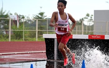 Kans Indonesia Juara Umum Terbuka Lebar di Kejuaraan Atletik U18 & U20 Asia Tenggara 4 Pelari Indonesia Nashat Abdul Kholik melakukan lompatan air pada final lari halang rintang 2000 meter U-18 kejuaraan Atletik Asia Tenggara U-18 & U-20 di Stadion Madya Atletik Kawasan Sport Centre Sumut, Kabupaten Deliserdang, Provinsi Sumatera Utara, Selasa (18/11/2025). Nashat Abdul Kholik meraih medali emas dengan catatan Waktu 6 menit 17 detik mengalahkan pelari Singapura Ahmad Zubayr dengan catatan Waktu 6 menit 46 detik, dan pelari Kamboja Korn Singha dengan catatan Waktu 7 menit 15 detik. Diskominfo Sumut / Fahmi Aulia