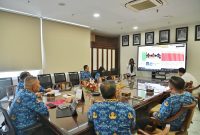 Realisasi APBD Sumut 2025 Lampaui Rata-Rata Nasional, Kemendagri Dorong Akselerasi Menjelang Akhir Tahun 18 Penjabat (Pj) Sekretaris Daerah Provinsi (Sekdaprov) Sumatera Utara (Sumut) Sulaiman Harahap mengikuti zoom meeting Rapat Koordinasi (Rakor) Percepatan Realisasi APBD Tahun Anggaran 2025 bersama Kementerian Dalam Negeri (Kemendagri) di Ruang Kerja Sekda Provsu Kantor Gubernur Sumut Jalan Diponegoro Nomor 30 Medan, Senin (17/11/2025). (Foto : Dinas Komunikasi dan Informatika Prov.Sumut / Munawar Harahap)