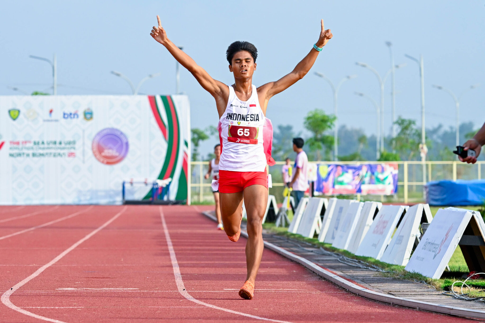 Atlet Indonesia Asal Sumut, Sultan Hasibuan usai finish di urutan kedua dinomor Lari 3000m U18 Putra Kejuaraan Atletik Asia Tenggara U18 & U20 2025 di Stadion Madya Atletik, Sumut Sport Center, Deli Serdang, Senin (17/11/2025). (Foto : Dinas Komunikasi dan Informatika Provinsi Sumut / Imam Syahputra)