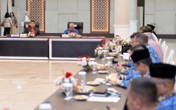 Sumut Tegaskan Lima Komitmen Besar Pelestarian Budaya Melayu, Siap Perkuat Diplomasi Budaya Nasional 5 Wakil Gubernur Sumatera Utara (Sumut) Surya menerima kunjungan kerja Badan Kerja Sama Antar Parlemen (BKSAP) DPR RI di Aula Raja Inal Siregar Kantor Gubernur Sumut Jalan Diponegoro Kota Medan. Senin (17/11/2025). Kunjungan tersebut menindaklanjuti Deklarasi Asosiasi Anggota Parlemen Berbahasa Indonesia Melayu. (Foto : Alexander AP Siahaan/Diskominfo Provsu).