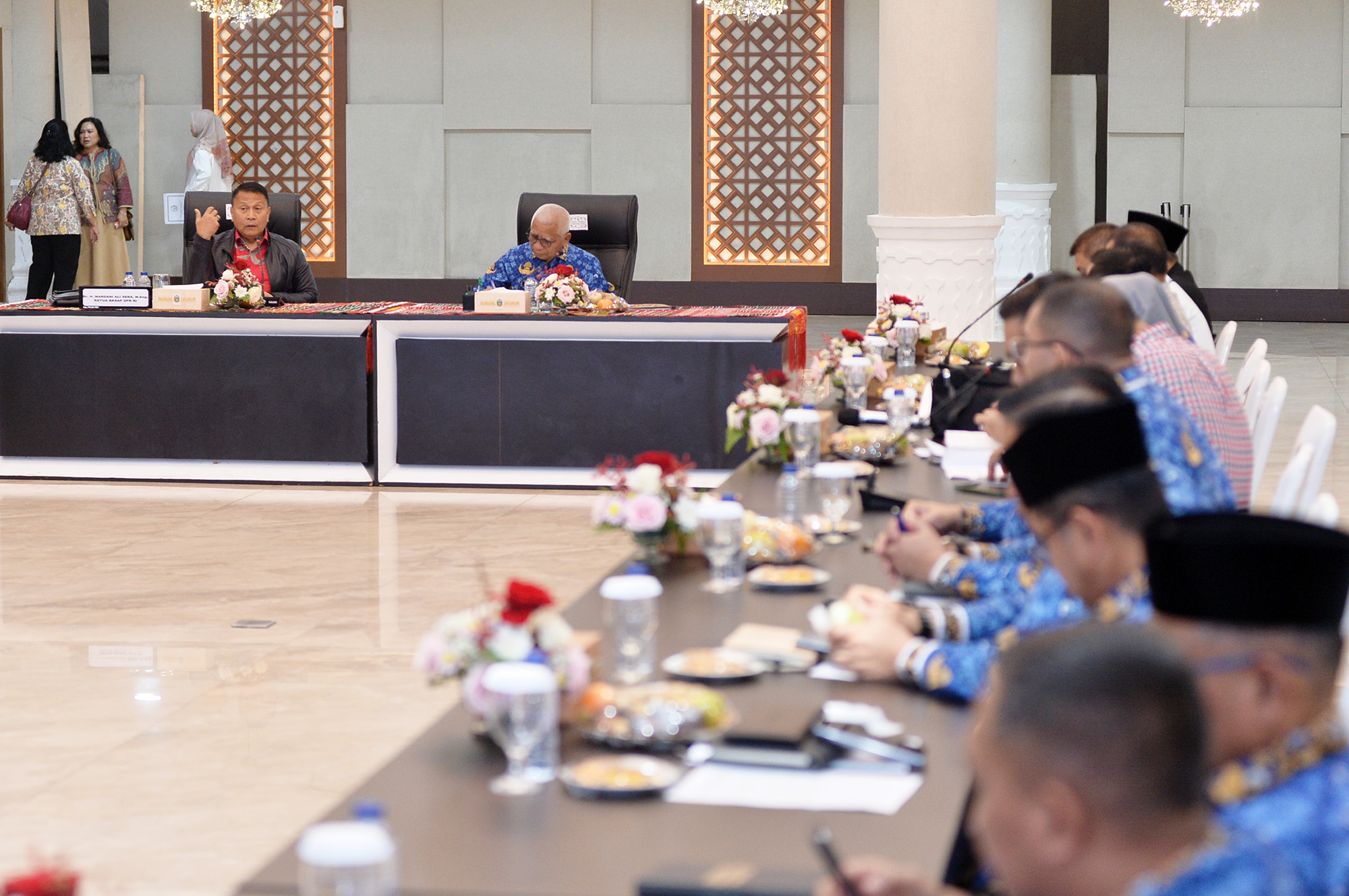 Wakil Gubernur Sumatera Utara (Sumut) Surya menerima kunjungan kerja Badan Kerja Sama Antar Parlemen (BKSAP) DPR RI di Aula Raja Inal Siregar Kantor Gubernur Sumut Jalan Diponegoro Kota Medan. Senin (17/11/2025). Kunjungan tersebut menindaklanjuti Deklarasi Asosiasi Anggota Parlemen Berbahasa Indonesia Melayu. (Foto : Alexander AP Siahaan/Diskominfo Provsu).