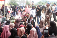 Menko PMK Tegaskan Negara Hadir, Pembangunan Huntara Dipercepat 9 IMG 6937