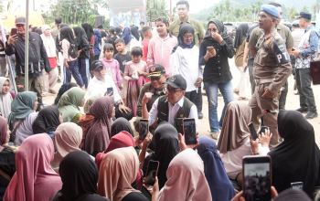 Menko PMK Tegaskan Negara Hadir, Pembangunan Huntara Dipercepat 3 IMG 6937